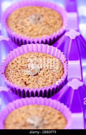 Muffins au chocolat dans un panier de papier violet. Mise au point sélective avec faible profondeur de champ. Banque D'Images