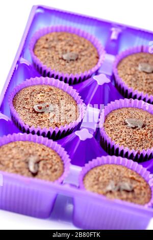 Muffins au chocolat dans un panier de papier violet. Mise au point sélective avec faible profondeur de champ. Banque D'Images