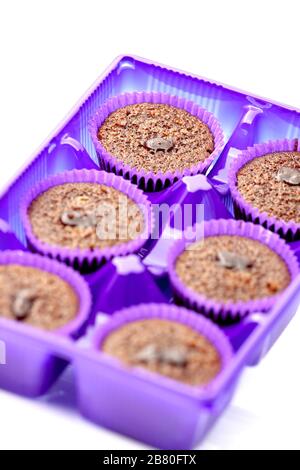 Muffins au chocolat dans un panier de papier violet. Mise au point sélective avec faible profondeur de champ. Banque D'Images