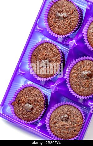 Muffins au chocolat dans un panier de papier violet. Mise au point sélective avec faible profondeur de champ. Banque D'Images