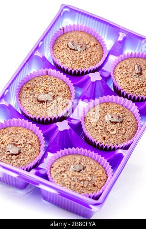 Muffins au chocolat dans un panier de papier violet. Mise au point sélective avec faible profondeur de champ. Banque D'Images