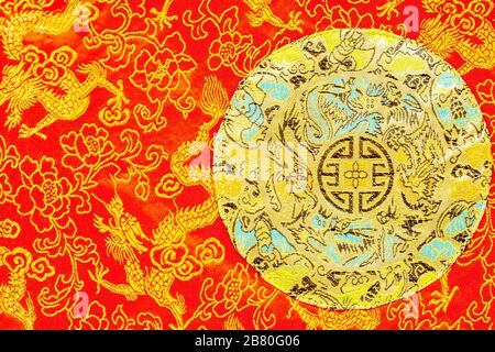 Tissu en soie jaune et rouge avec motifs chinois traditionnels. Banque D'Images