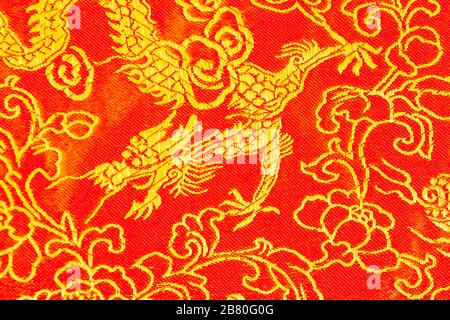 Tissu en soie jaune et rouge avec motifs chinois traditionnels. Banque D'Images