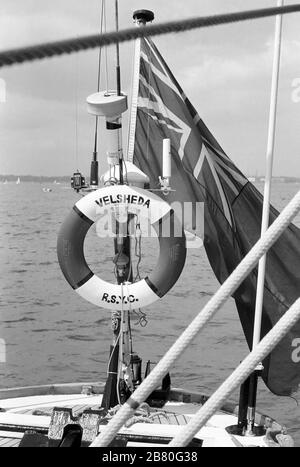 En regardant à l'arrière du poste de pilotage à bord du yacht J Class 'Velsheda' (K 7), en naviguant dans une légère brise sur le Solent après le premier refrain, été 1991. Archiver la photographie de film noir et blanc Banque D'Images