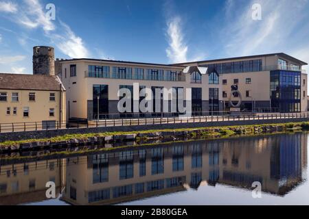 Bâtiments modernes sur la rive de la rivière Barrow, dans la ville de Carlow, en Irlande. Banque D'Images