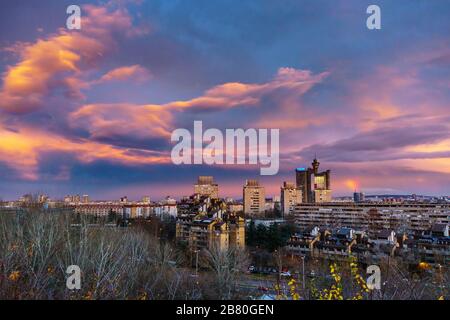 Belle image citadine de Belgrade, Serbie au coucher du soleil - un ciel aux couleurs étonnantes sur les célèbres monuments de la ville - la porte Banque D'Images