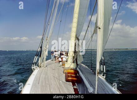 Le pont qui s'est tourné vers l'arrière à bord du yacht J Class 'Velsheda' après la première repose, naviguant dans le Solent, Hampshire, Angleterre, Royaume-Uni, été 1991. Archiver la photo du film de transparence Banque D'Images