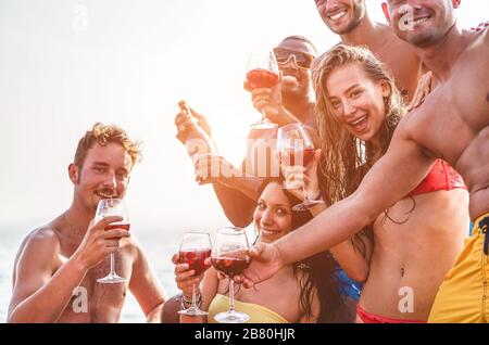 Joyeux amis à boire du vin sangria lors d'une soirée bateau exclusive - jeunes gens qui s'amusent en vacances d'été - Focus sur une femme blonde droite - Voyage, ami Banque D'Images