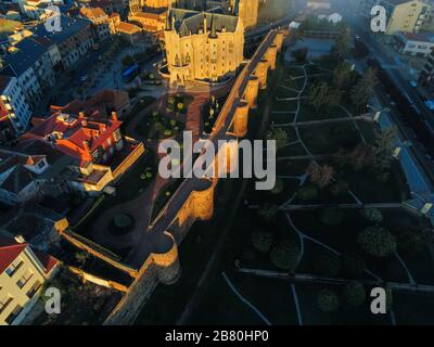 Vue aérienne de la ville avec le Palais épiscopal d'Astorga, Leon, Espagne dans la soirée Banque D'Images