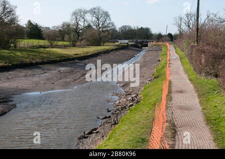 Autour du Royaume-Uni - une section drainée de Leeds au canal de Liverpool, Wheelton, Chorley, Royaume-Uni. Permet de verrouiller les travaux de remplacement. Banque D'Images