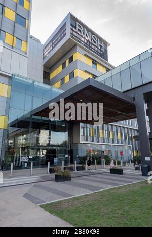 La promenade principale jusqu'à l'entrée de l'hôpital Royal North Shore (aigu et général) dans la banlieue de Sydney de St Leonards, Nouvelle-Galles du Sud, Australie Banque D'Images