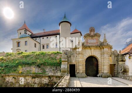 Porte d'entrée du château ducal des familles Kmita et Lubomirski du XIVe et XVIIe siècle. Stary Wisnitz, province de Lesser Pologne, Pologne. Banque D'Images