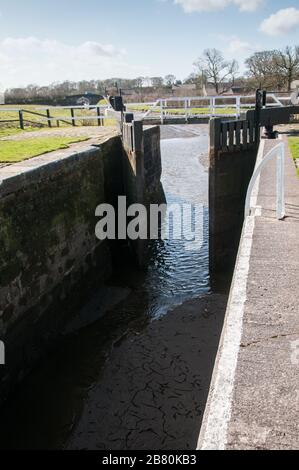 Autour du Royaume-Uni - une section drainée de Leeds au canal de Liverpool, Wheelton, Chorley, Royaume-Uni. Permet de verrouiller les travaux de remplacement. Banque D'Images