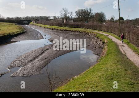 Autour du Royaume-Uni - une section drainée de Leeds au canal de Liverpool, Wheelton, Chorley, Royaume-Uni. Permet de verrouiller les travaux de remplacement. Banque D'Images