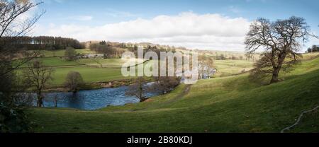 Autour du Royaume-Uni - une image panoramique de la vallée de la Wharfedale sur le Bolton Abbey Estate, près de Skipton, Royaume-Uni Banque D'Images