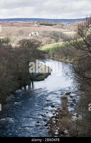 Dans tout le Royaume-Uni - une vue magnifique sur la rivière Wharfe, avec la tour Barden au loin. Une vue qui a été peinte par Turner le célèbre artiste. Banque D'Images