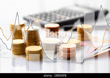 Pièces en euros en pile sur les billets en euros avec graphiques, arrière-plan. Allemagne Banque D'Images