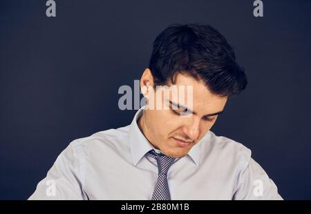 Photo d'un jeune homme mécontent Banque D'Images