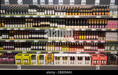 **STOCK PICS D'ÉTAGÈRES REMPLIES DE FOURNITURES** GLASGOW, ROYAUME-UNI. 27 février 2020. Photo : étagères garnies pleines de vin. Banque D'Images