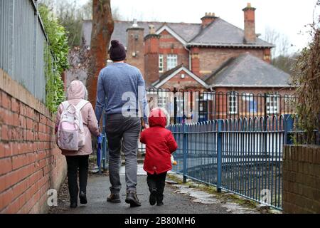 Les enfants se rendent à l'école après qu'il a été annoncé que les écoles ferieront à cause du coronavirus. Banque D'Images