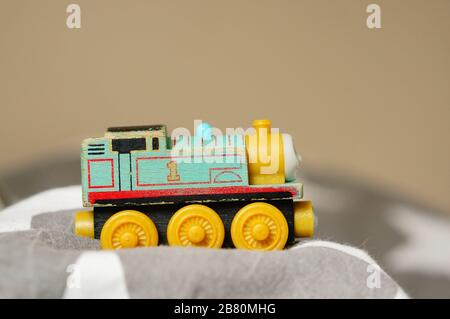 POZNAN, POLOGNE - 13 mars 2020: Locomotive jouet en bois Thomas et Friends avec numéro un sur une feuille en arrière-plan de mise au point douce. Banque D'Images