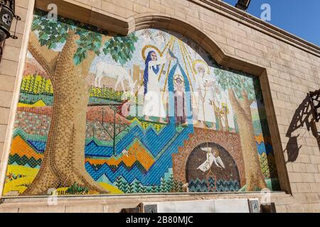 Le Caire, Egypte - 25 décembre 2019: Décoration d'art en carreaux de couleur dans la cour de l'église suspendue au Caire copte Banque D'Images