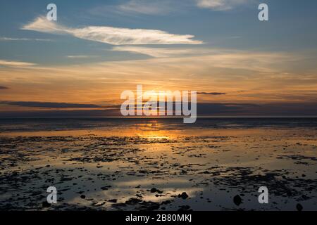 Coucher de soleil sur la plage de Snettisham sur la côte ouest de Norfolk Banque D'Images