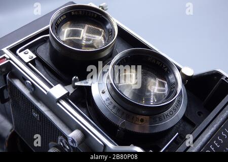 BUCURESTI, ROUMANIE - 15 mars 2020: Ancien appareil photo et objectif Mamiya C3 C330 Banque D'Images