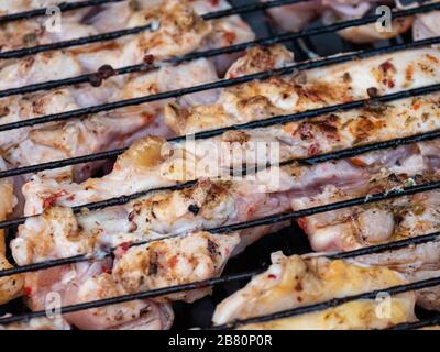 Pattes de poulet grillées sur le barbecue flamboyant. Concept de nourriture. Banque D'Images