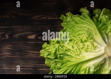 Salade de laitue sur fond de bois sombre, avec place pour l'espace de copie. Ffor végétariens. Banque D'Images