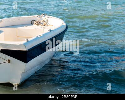 Petit bateau de pêche flottant sur l'eau de mer. Banque D'Images