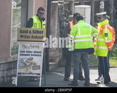 Les policiers bavarois contrôlent les magasins de stylos - les policiers et l'agence de réglementation vérifient l'adhésion de la fermeture de la boutique bavaroise car Banque D'Images