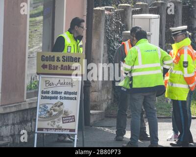 Les policiers bavarois contrôlent les magasins de stylos - les policiers et l'agence de réglementation vérifient l'adhésion de la fermeture de la boutique bavaroise car Banque D'Images