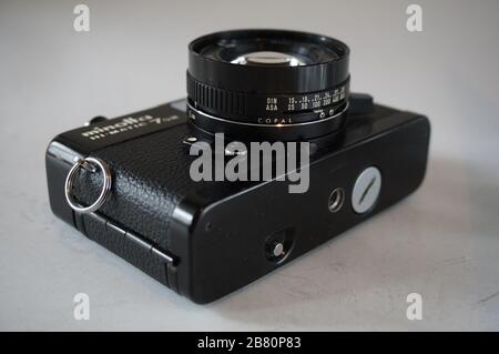 BUCURESTI, ROUMANIE - 15 mars 2020: Ancien Minolta Hi-Matic 7 s II noir rangefinder photo caméra et objectif et étui Banque D'Images