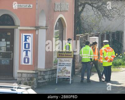 Les policiers bavarois contrôlent les magasins de stylos - les policiers et l'agence de réglementation vérifient l'adhésion de la fermeture de la boutique bavaroise car Banque D'Images