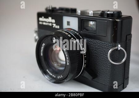BUCURESTI, ROUMANIE - 15 mars 2020: Ancien Minolta Hi-Matic 7 s II noir rangefinder photo caméra et objectif et étui Banque D'Images