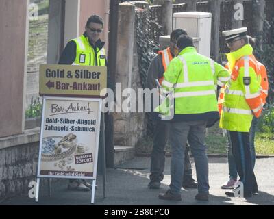 Les policiers bavarois contrôlent les magasins de stylos - les policiers et l'agence de réglementation vérifient l'adhésion de la fermeture de la boutique bavaroise car Banque D'Images