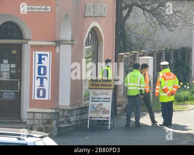 Les policiers bavarois contrôlent les magasins de stylos - les policiers et l'agence de réglementation vérifient l'adhésion de la fermeture de la boutique bavaroise car Banque D'Images