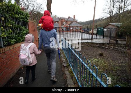 Les enfants se rendent à l'école après qu'il a été annoncé que les écoles ferieront à cause du coronavirus. Banque D'Images