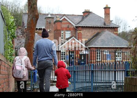 Les enfants se rendent à l'école après qu'il a été annoncé que les écoles ferieront à cause du coronavirus. Banque D'Images