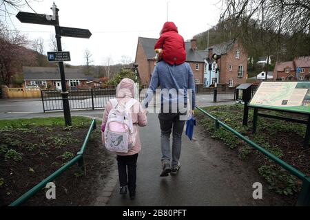 Les enfants se rendent à l'école après qu'il a été annoncé que les écoles ferieront à cause du coronavirus. Banque D'Images