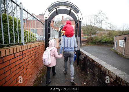 Les enfants se rendent à l'école après qu'il a été annoncé que les écoles ferieront à cause du coronavirus. Banque D'Images