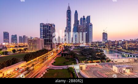 DUBAÏ, ÉMIRATS ARABES UNIS - 8 mars 2020 : horizon de Dubaï Media City pendant l'heure bleue après le coucher du soleil. Banque D'Images