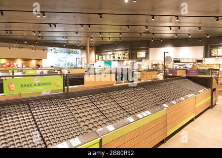 Supermarché australien Coronavirus encourage l'achat de panique ce grand magasin de supermarché a fait le plein de fruits et légumes frais Banque D'Images