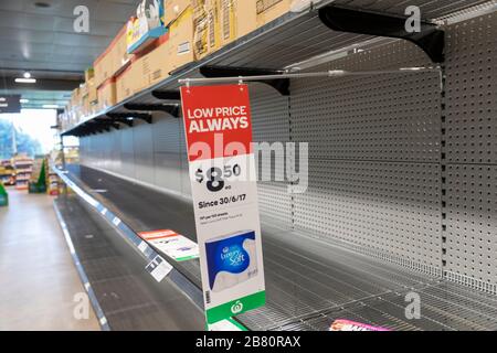 Australie Vider les étagères des supermarchés et pas de papier toilette sur les étagères, Sydney, Australie Banque D'Images