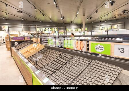 Supermarché australien Coronavirus encourage l'achat de panique ce grand magasin de supermarché a fait le plein de fruits et légumes frais Banque D'Images