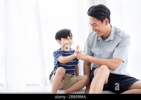 Le père et le fils chinois font une bosse de poing Banque D'Images