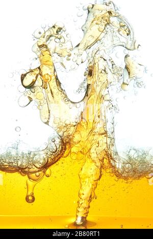 Une image abstraite de l'huile déversée dans l'eau. Banque D'Images