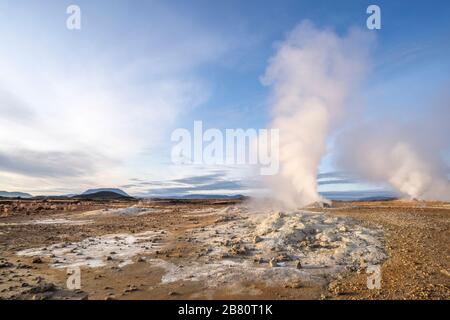 Vapeur de trous de boue et solfataras dans la zone géothermique de Hverir près du lac Myvatn, dans le nord de l'Islande Banque D'Images