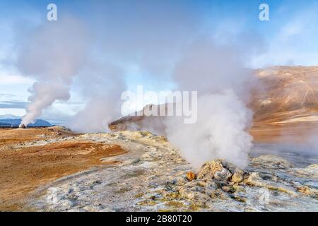 Vapeur de trous de boue et solfataras dans la zone géothermique de Hverir près du lac Myvatn, dans le nord de l'Islande Banque D'Images